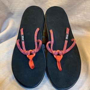 TEVA almost NEW thongs w/cushy comfy footbed